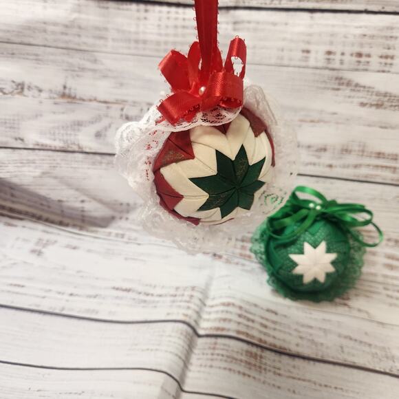 Vtg Quilted Christmas Ornaments Red Green White Star Pattern Ribbon Handmade - Picture 4 of 8